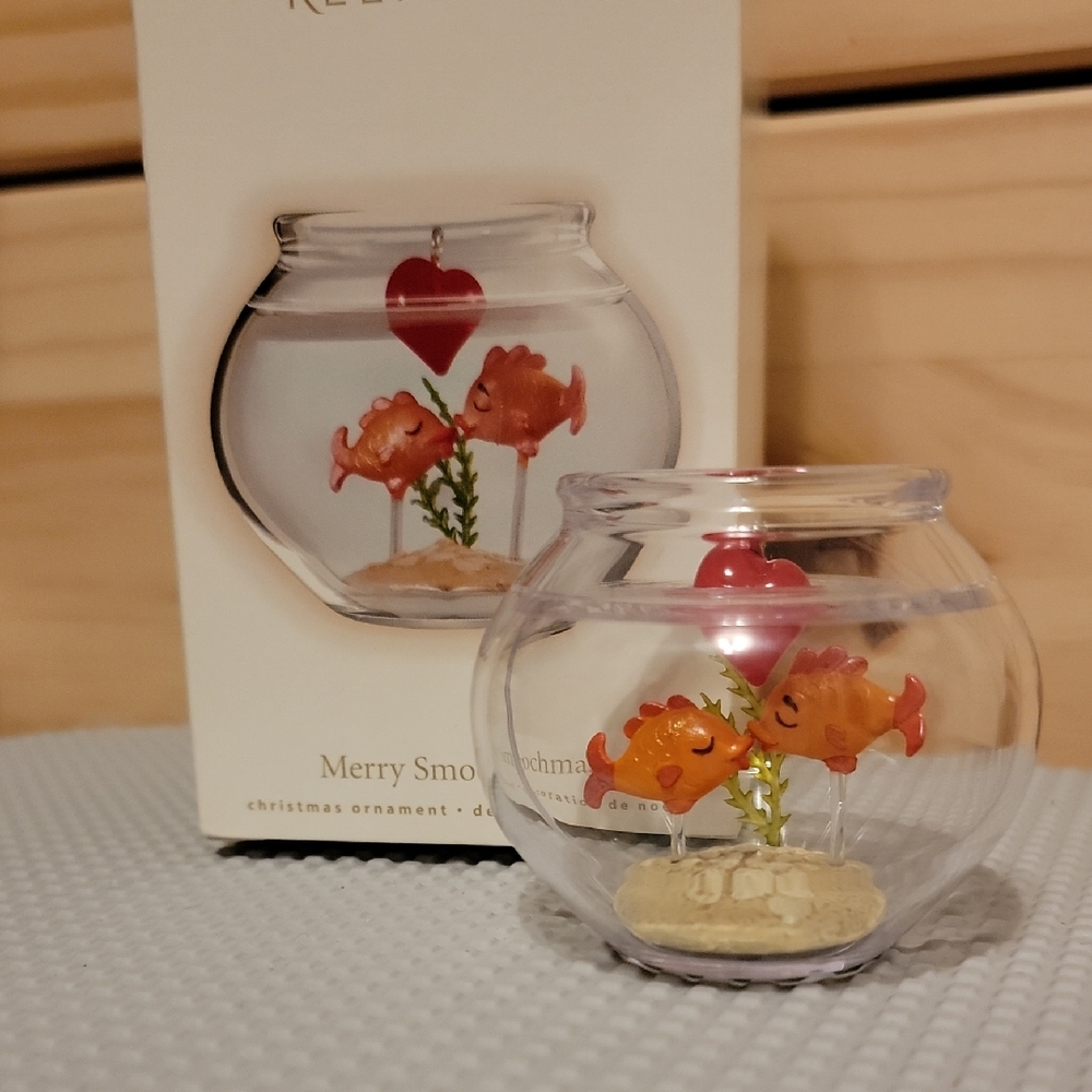 Merry Smoochmas 2009 Hallmark Ornament Kissing Goldfish Heart Bowl